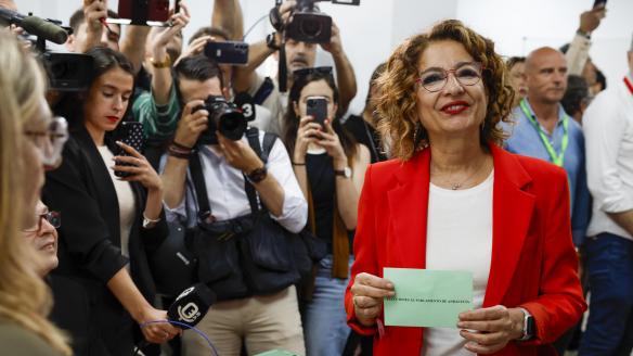 SEVILLA, 17/05/2026.- La candidata del PSOE a la Presidencia de la Junta de Andalucía, María Jesús Montero, ejerce su derecho al voto en Sevilla, este domingo. EFE/ Julio Muñoz