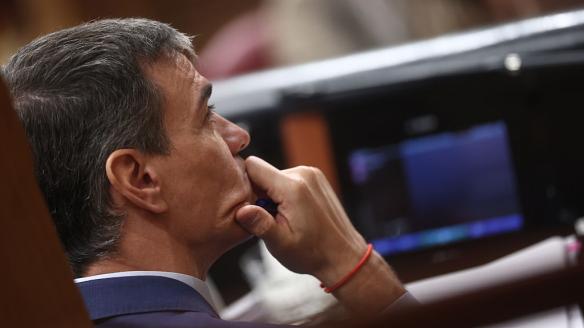Pedro Sánchez, con gesto serio en su escaño en el Congreso