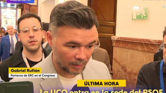 Gabriel Rufián, con cara seria, en los pasillos del Congreso