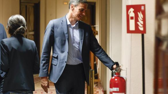 El presidente del Gobierno, Pedro Sánchez por los pasillos del Congreso tras su alegato final a los grupos opositores durante la comparecencia del jefe del Ejecutivo