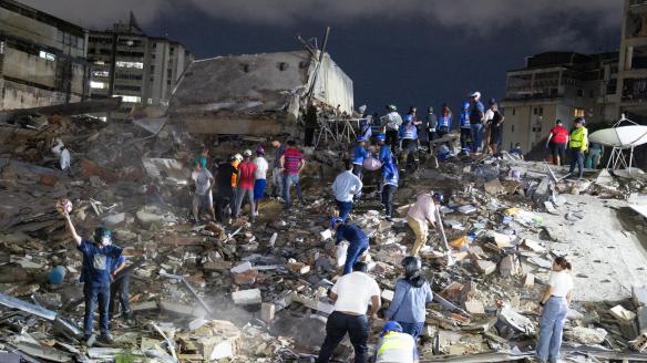 Integrantes de cuerpos de emergencia buscan víctimas este miércoles, luego de dos fuertes terremotos que sacudieron el Caribe venezolano