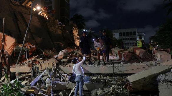 Servicios de emergencia en Caracas tras el terremoto.