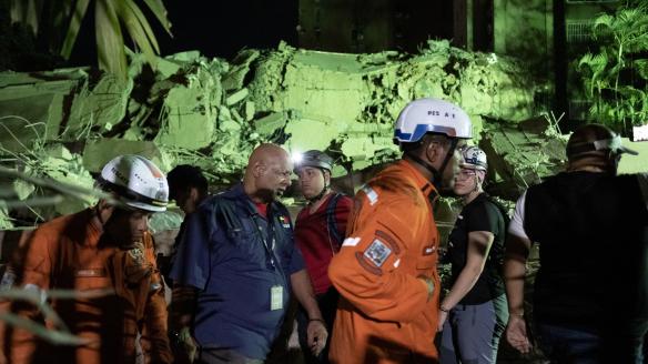 Trabajadores de emergencias trabajan entre los escombros de edificios en Caracas, Venezuela, tras el terremoto