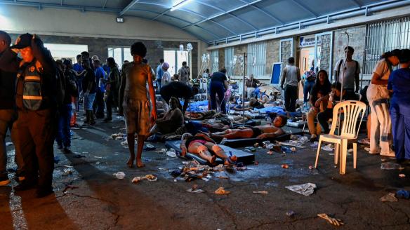 Un grupo de afectados recibe tratamiento en un hospital de campaña, tras los terremotos en La Guaira (Venezuela), el 24 de junio de 2026.