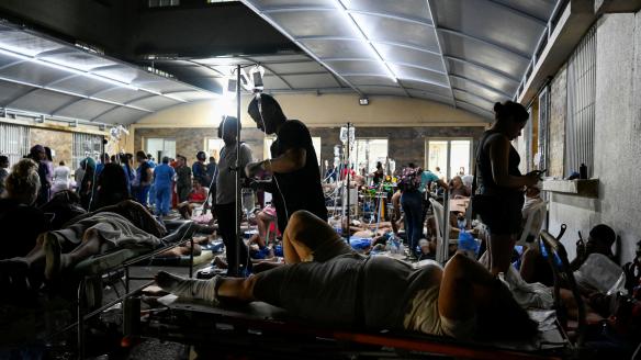 Un grupo de afectados recibe tratamiento en un hospital de campaña, tras los terremotos en La Guaira (Venezuela), el 24 de junio de 2026.
