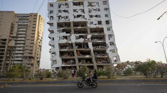 Continúa la búsqueda entre los escombros de los edificios en Venezuela