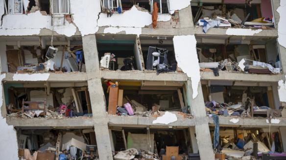 Detalle de un edificio derruido en Catia la Mar, Venezuela