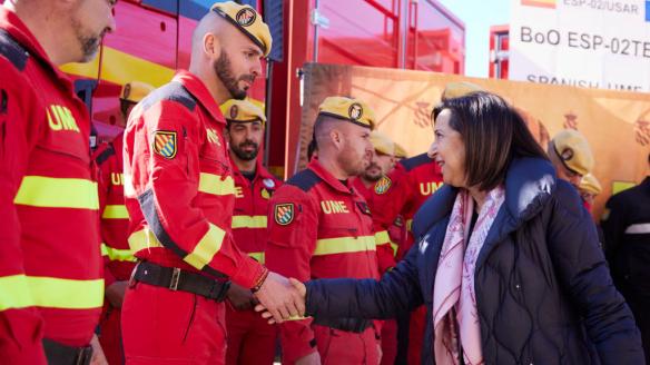 : La ministra de Defensa, Margarita Robles, saluda miembros del Segundo Batallón de Intervención de Emergencia de la UME en su base de Morón de la Frontera, el 27 de febrero de 2023.