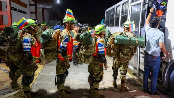 Llegada a Venezuela de un equipo de rescatistas, personal médico y perros de rescate enviados desde El Salvador.