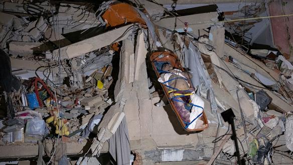 Personal de rescate traslada en camilla a un hombre tras ser rescatado de entre los escombros de un edificio derrumbado en San Bernardino, Caracas, el 25 de junio de 2026.