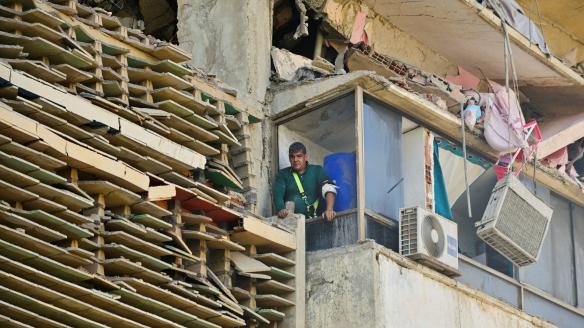 Un hombre que participa en las labores de rescate observa los daños en un edificio afectado por los dos terremotos en La Guaira (Venezuela), el 25 de junio de 2026.