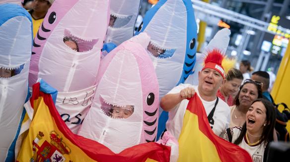 Aficionados de la selección española esperan la llegada de los campeones del mundo en Barajas