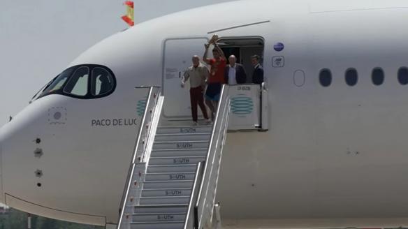 De la Fuente, Rodri y Louzán con la Copa del Mundo ya en España