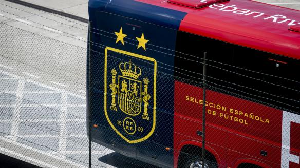 El autobús de los campeones del mundo, en el aeropuerto de Barajas