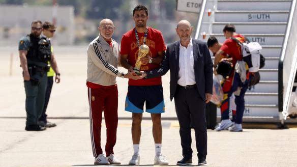 Luis de la Fuente, Rodri y Rafael Louzán en el aeropuerto de Barajas