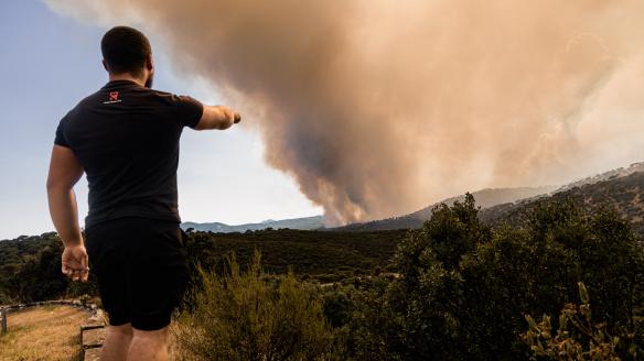 Un hombre mira cómo se propaga el incendio de San Martín de Valdeiglesias