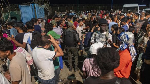 Sigue acumulándose la gente en la zona fronteriza con Ceuta.