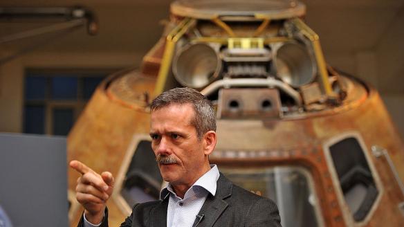 Chris Hadfield, frente a un módulo del Apolo 10, en 2013 en Londres.