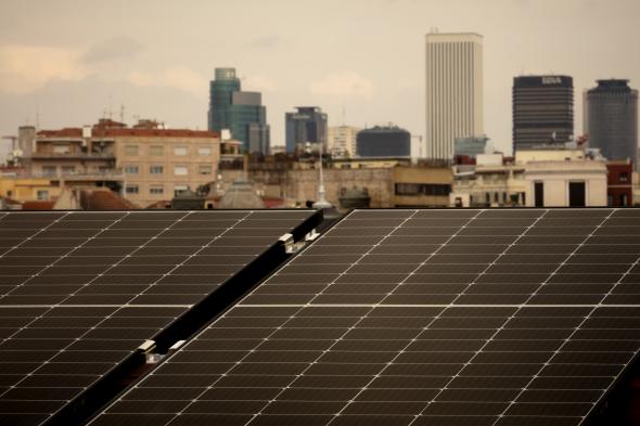 Vista de una instalación fotovoltaica realizada por EDP Solar en la finca numero 15 del Paseo de la Castellana.