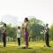 Varias personas haciendo yoga en un parque, en una imagen de archivo