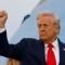 El presidente de EEUU, Donald Trump, levanta el puño al abordar el Air Force One para volar a Washington, el 18 de septiembre de 2025, en Stansted, (Inglaterra).