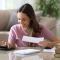 Una mujer revisa impuestos