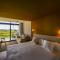 Una habitación de hotel espaciosa con grandes ventanales