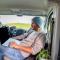 Hombre joven sentado en una autocaravana