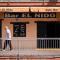 Un hombre camina junto al antiguo bar El Nido de Benalmádena