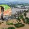 Serpientes escapan por las inundaciones en la ciudad de Guangxi