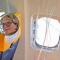 Imagen tomada de una grabación del interior del avión y en un círculo, la mujer del hombre que fue succionado por la ventanilla rota