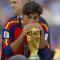 Ferran Torres con el trofeo