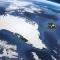 Una detallada representación en 3D del planeta Tierra resalta las enormes capas de hielo y la escarpada costa de Groenlandia.