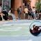 Un grupo de adolescentes en un patio de recreo y dentro de un círculo, un martillo de un juez