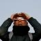 Un hombre mira el eclipse solar