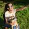 Una mujer y su perro con gafas de eclipse