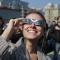 Una mujer observa un eclipse