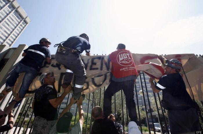 La manifestación contra los recortes a las ayuda del carbón acaba con cargas policiales y detenidos