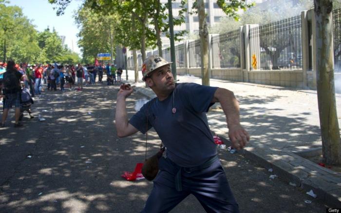 La manifestación contra los recortes a las ayuda del carbón acaba con cargas policiales y detenidos
