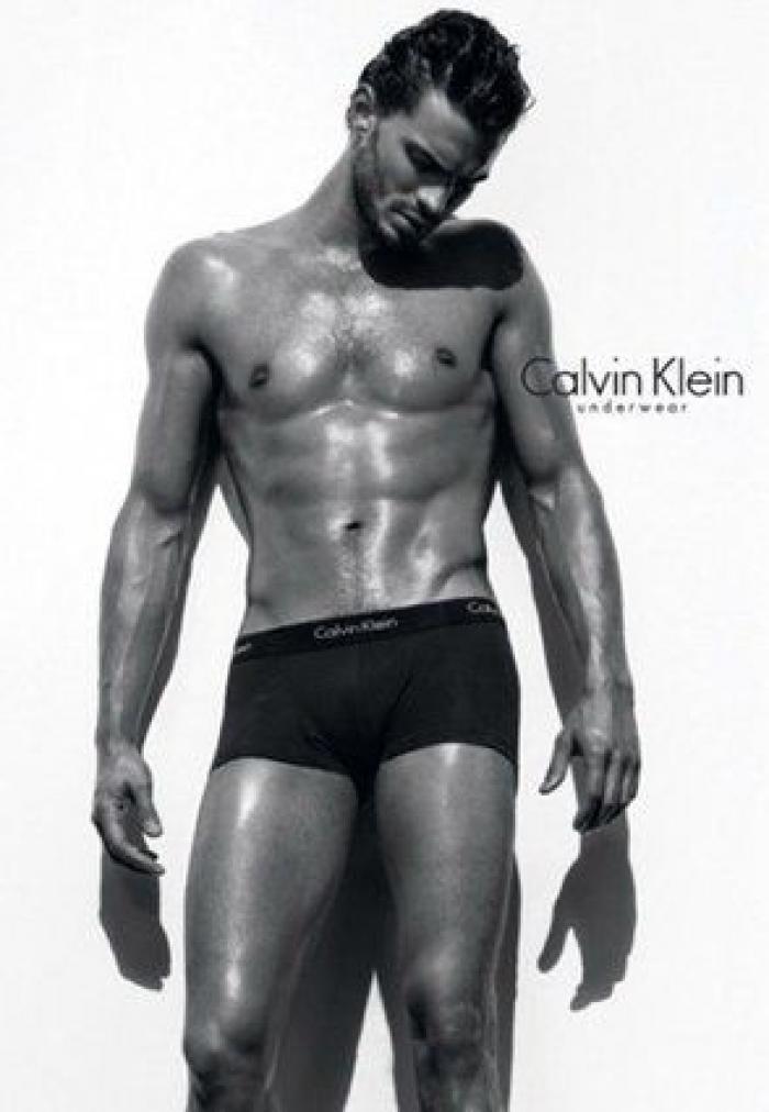 Así canta Jamie Dornan, de 'Cincuenta sombras', en 'Belfast'