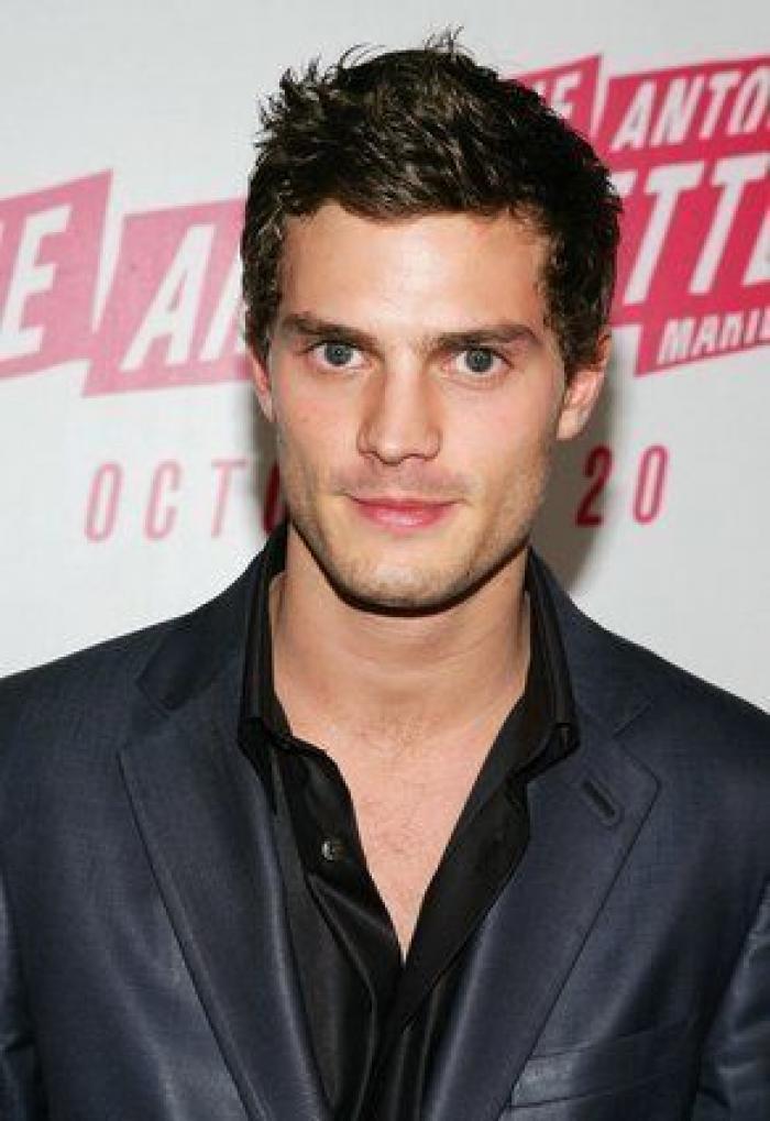 Así canta Jamie Dornan, de 'Cincuenta sombras', en 'Belfast'