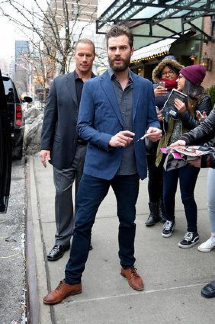 Así canta Jamie Dornan, de 'Cincuenta sombras', en 'Belfast'