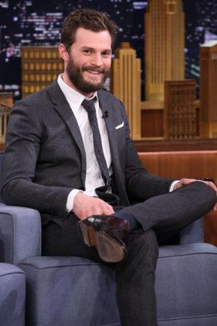 Así canta Jamie Dornan, de 'Cincuenta sombras', en 'Belfast'
