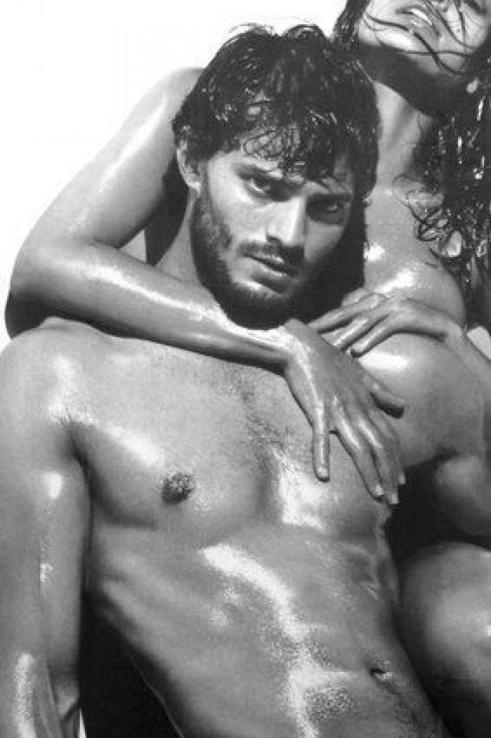 Así canta Jamie Dornan, de 'Cincuenta sombras', en 'Belfast'