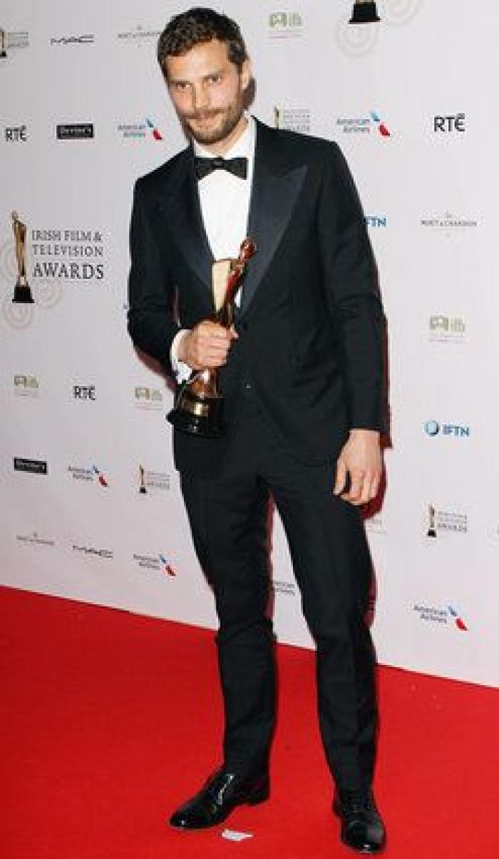 Así canta Jamie Dornan, de 'Cincuenta sombras', en 'Belfast'