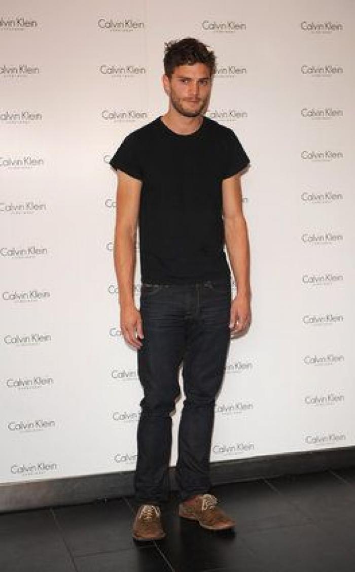 Así canta Jamie Dornan, de 'Cincuenta sombras', en 'Belfast'