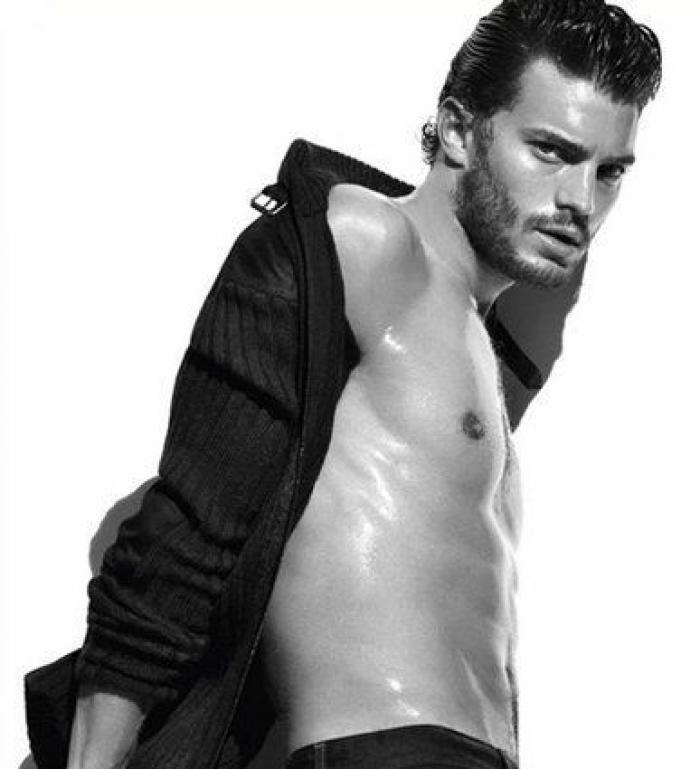 Así canta Jamie Dornan, de 'Cincuenta sombras', en 'Belfast'