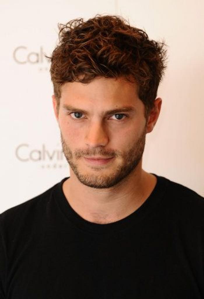 Así canta Jamie Dornan, de 'Cincuenta sombras', en 'Belfast'