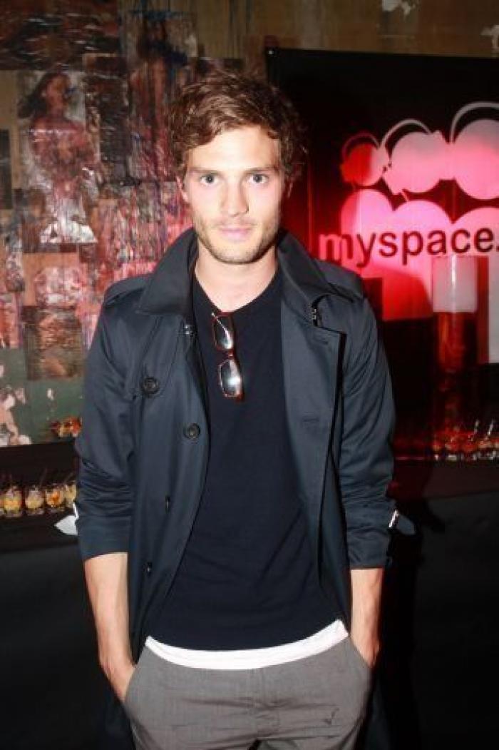 Así canta Jamie Dornan, de 'Cincuenta sombras', en 'Belfast'