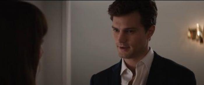 Así canta Jamie Dornan, de 'Cincuenta sombras', en 'Belfast'